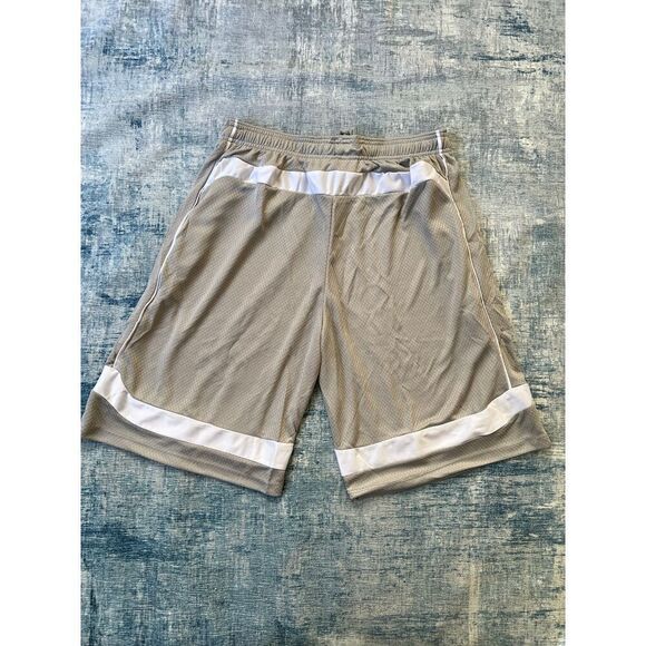 NWT! Ultra Performance Gray White Sports Basketball Shorts Large - Picture 2 of 8